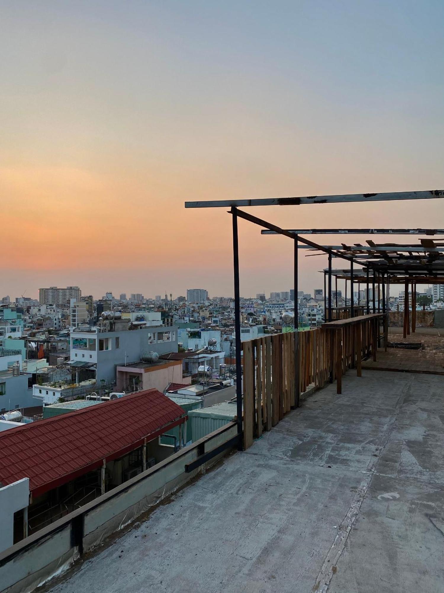 The Gk House Hostel, Ecolliving, Central City, Natural Wooden, Chill View Rooftop, Restaurant And Cocktail Bar Хошимин Экстерьер фото