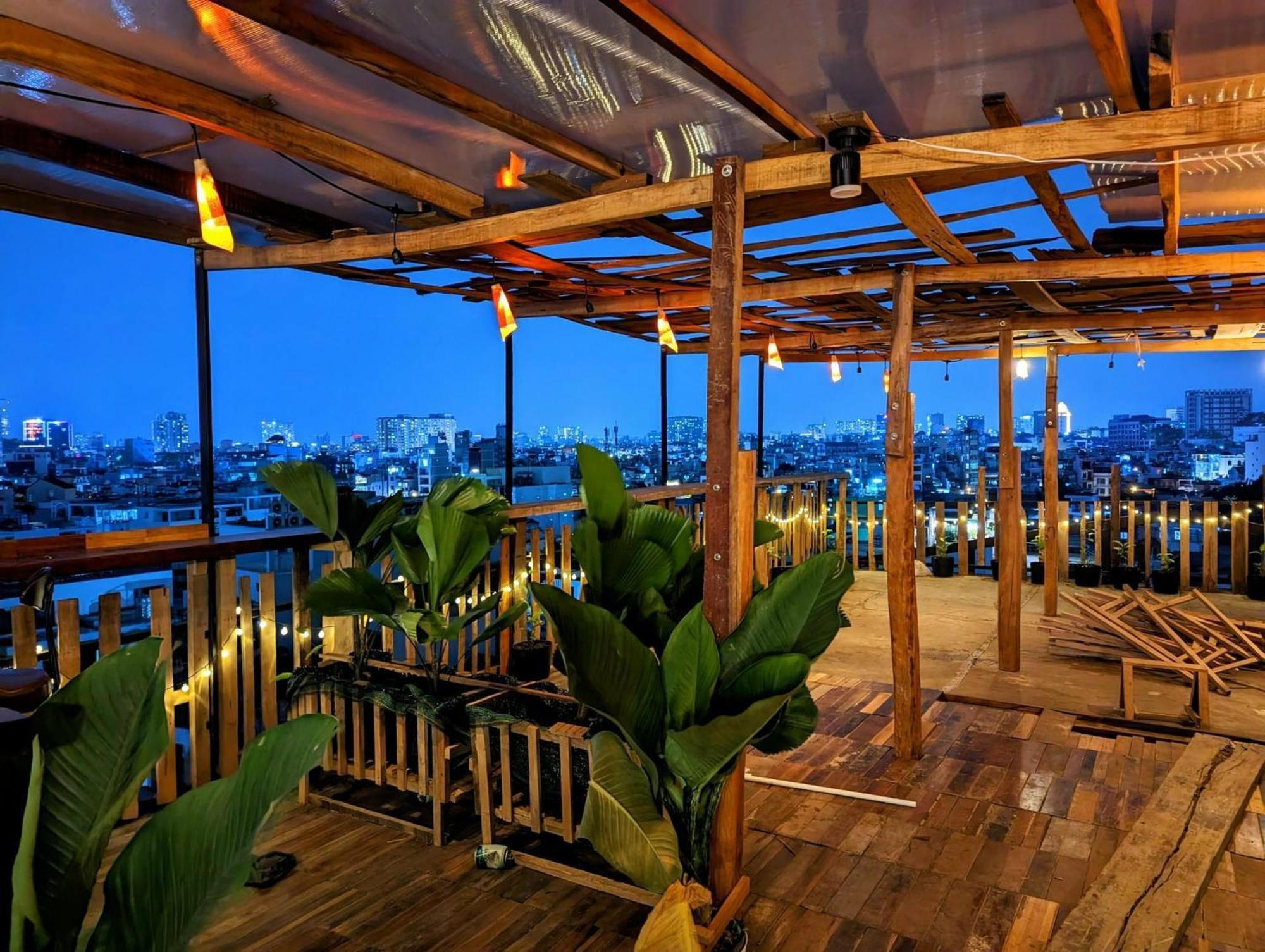 The Gk House Hostel, Ecolliving, Central City, Natural Wooden, Chill View Rooftop, Restaurant And Cocktail Bar Хошимин Экстерьер фото
