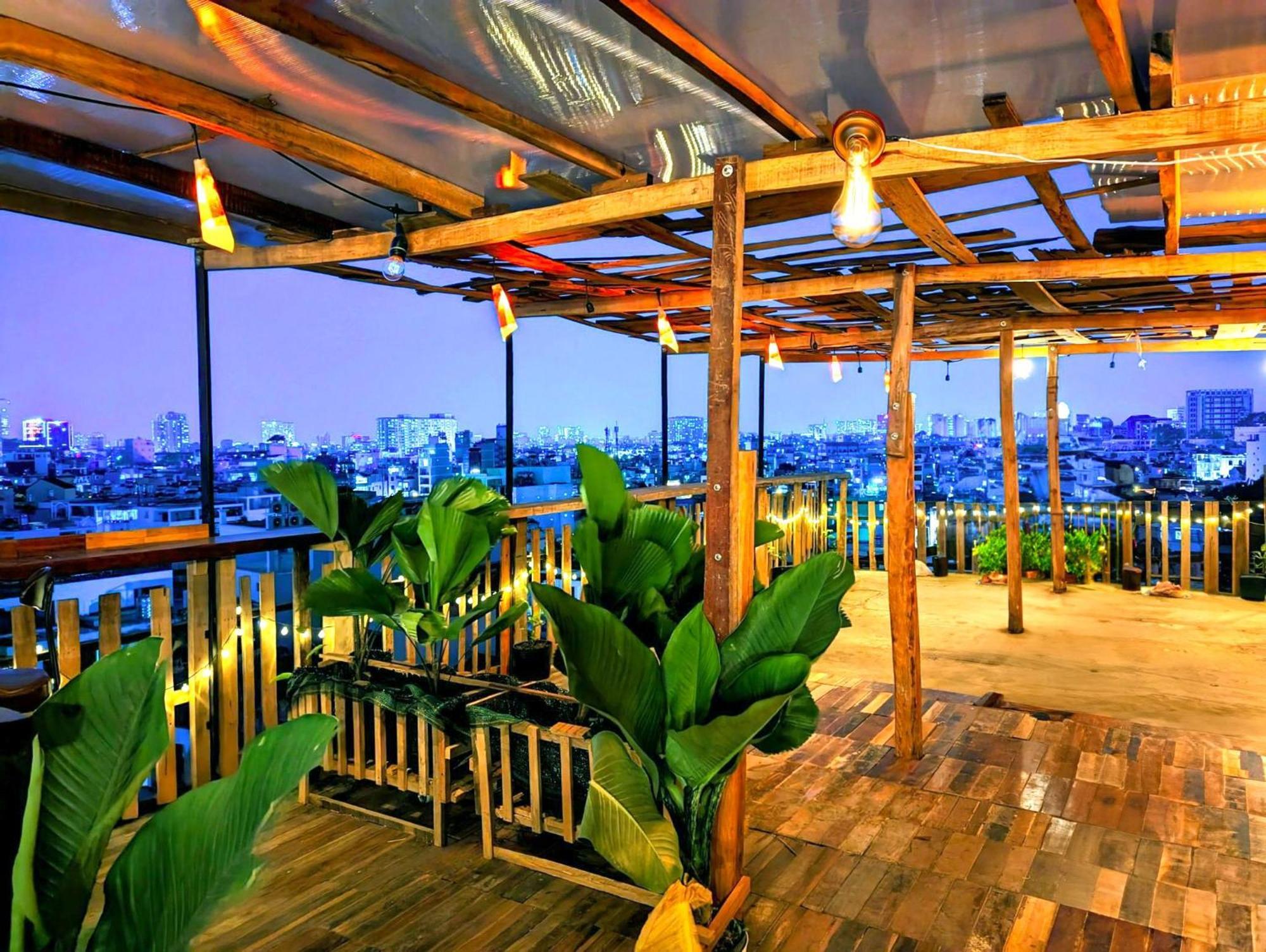 The Gk House Hostel, Ecolliving, Central City, Natural Wooden, Chill View Rooftop, Restaurant And Cocktail Bar Хошимин Экстерьер фото