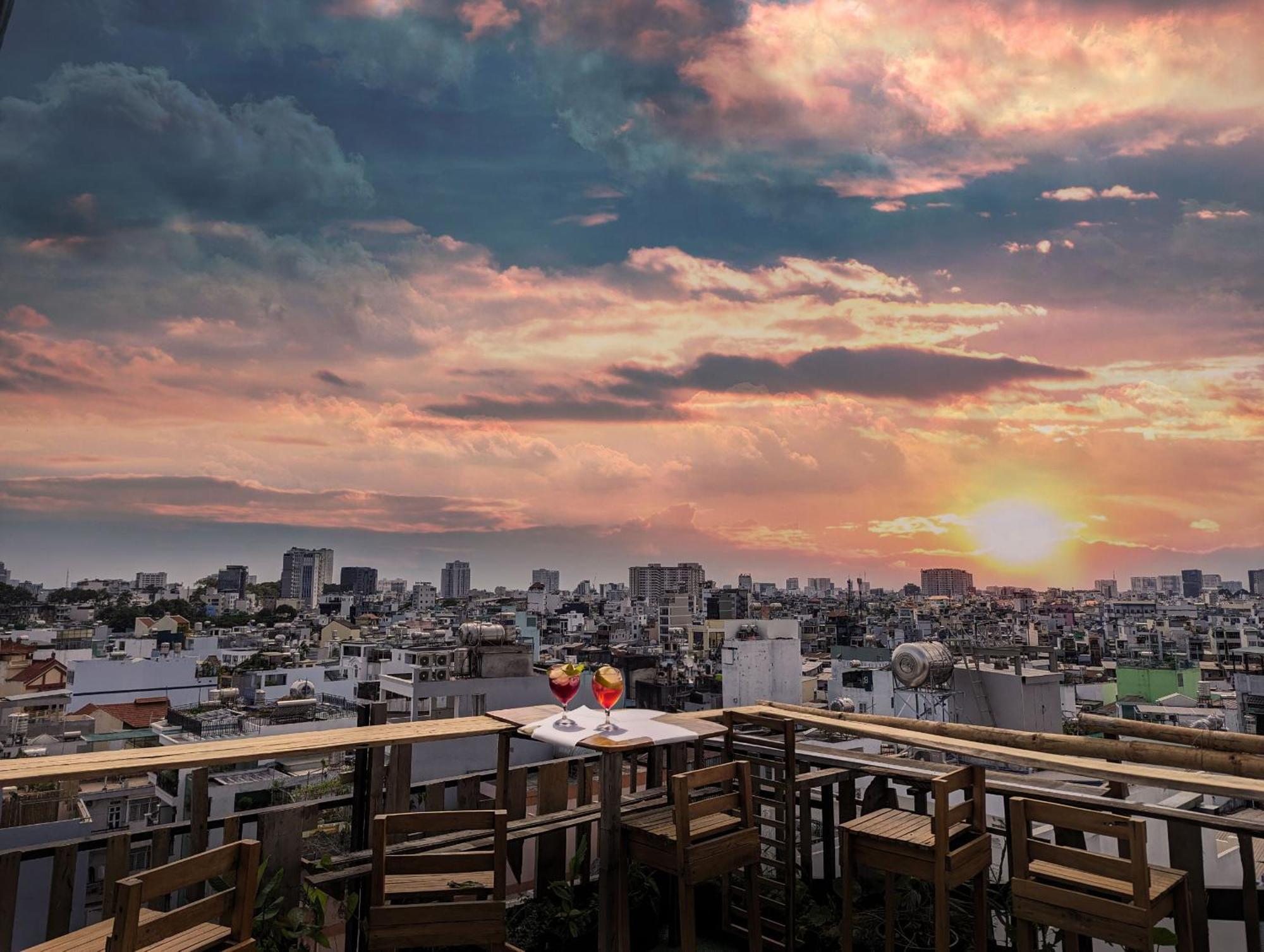 The Gk House Hostel, Ecolliving, Central City, Natural Wooden, Chill View Rooftop, Restaurant And Cocktail Bar Хошимин Экстерьер фото
