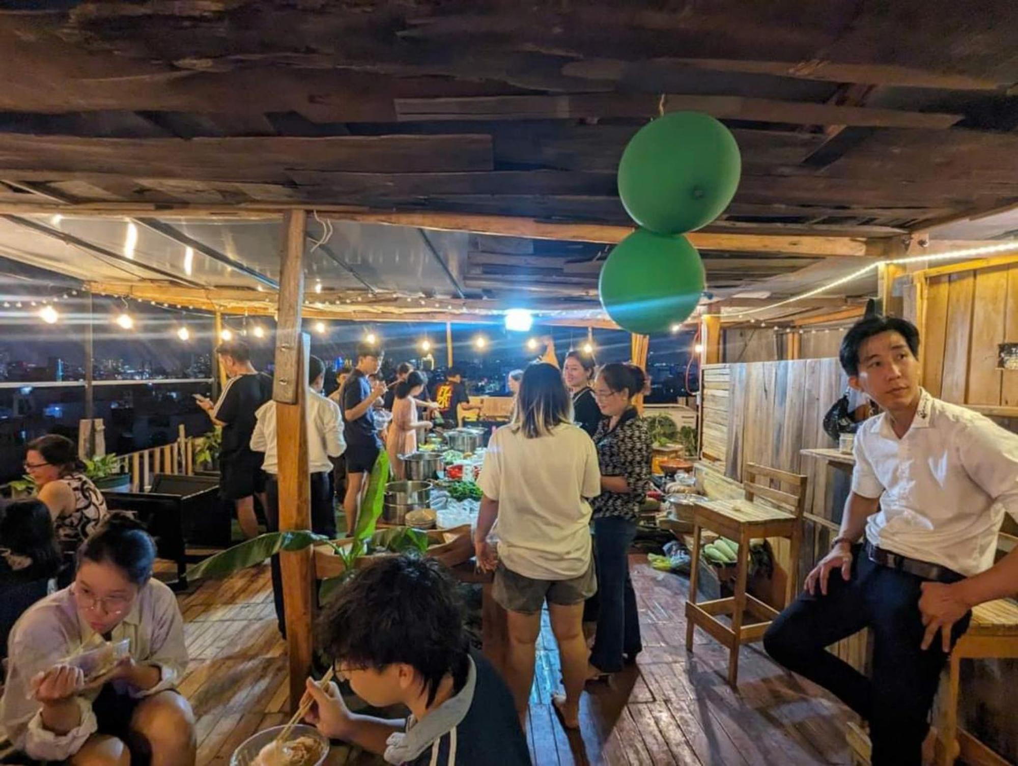 The Gk House Hostel, Ecolliving, Central City, Natural Wooden, Chill View Rooftop, Restaurant And Cocktail Bar Хошимин Экстерьер фото